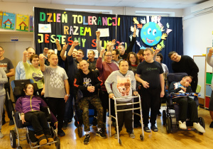 Zdjęcie grupowe osób biorących udział w warsztatach robienia bransoletek.