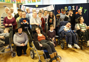 Zdjęcie grupowe osób uczestniczących w zabawie andrzejkowej.