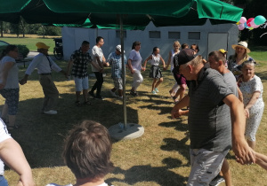 Grupa tańczących kobiet i mężczyzn