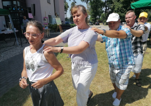 grupa kobiet i mężczyzn