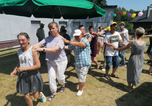 grupa kobiet i męzczyzn