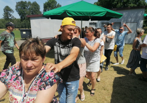 Grupa tańczacych kobiet i mężczyzn