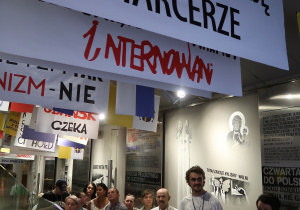 Grupa osób zwiedzających muzeum.