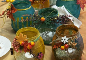 Kolorowe lampiony wykonane podczas warsztatów rękodzieła.