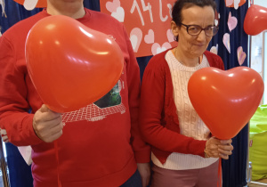 Kobieta z balonikiem i mężczyzna z balonikiem