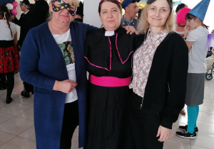 Trzy kobiety,środkowa przebrana w szaty biskupa