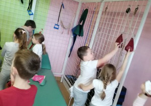 Dzieci w sali rehabilitacyjnej