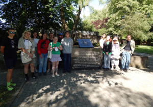 Grupa osób stojąca przy Grobie Nieznanego Żołnierza.