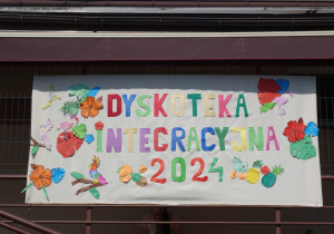 Transparent z kolorowym napisem "Dyskoteka integracyjna 2024"